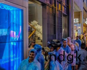 Those queuing and waiting in the scorching sun are the first carnival in China